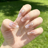 Faux ongles à presser personnalisables en vrac, réutilisables, rose nude avec paillettes florales, supportant l'étiquetage privé et l'emballage personnalisé.