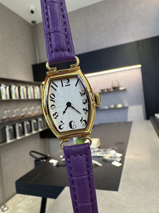 La tendance rétro fait son retour dans les milieux professionnels et les occasions décontractées. Votre montre brille de mille feux, montre pour femmes. - Product Image 3