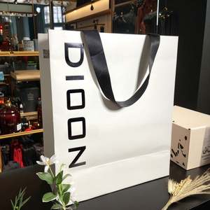 Sacs de shopping en papier kraft de luxe avec logo personnalisé, poignée en ruban, biodégradables et aseptiques pour l'emballage de vêtements, de chaussures et de cadeaux - Product Image 4