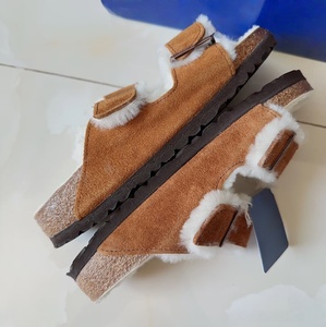 Chaussons en fourrure pour femmes de haute qualité, au design luxueux, en laine, offrant chaleur et confort pour un style décontracté. - Product Image 5