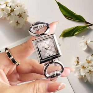 Relojes de pulsera nuevos para mujer al por mayor, reloj de lujo con patrón GG, esfera cuadrada, correa plateada, relojes de pulsera de moda. - Product Image 1