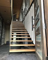 Escalier moderne personnalisé en tube carré avec surface antidérapante, garde-corps en verre et main courante en fer pour usage résidentiel intérieur