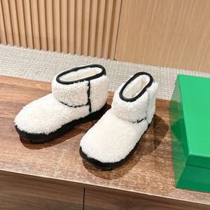 รองเท้าบูทแฟชั่นดีไซน์เนอร์คุณภาพสูงสำหรับฤดูหนาว รุ่นใหม่ พื้นหนา สวมใส่ง่าย แบบมีเชือกผูก ความยาวปานกลาง สำหรับผู้หญิง ให้ความอบอุ่น สวมใส่สบาย ระบายอากาศได้ดี - Product Image 2