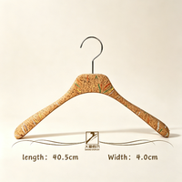 Cintre à vêtements en cuir huilé et bois massif, design centralisé