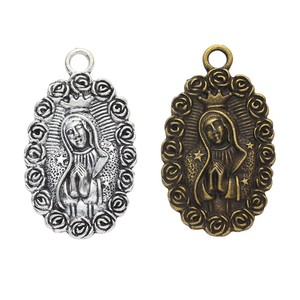 Colgante Ovalado <span class=keywords><strong>de</strong></span> <span class=keywords><strong>la</strong></span> <span class=keywords><strong>Virgen</strong></span> <span class=keywords><strong>de</strong></span> <span class=keywords><strong>Guadalupe</strong></span> con Borde <span class=keywords><strong>de</strong></span> Rosas, Amuleto <span class=keywords><strong>de</strong></span> Plata Antigua y Bronce para Recuerdos <span class=keywords><strong>de</strong></span> Primera Comunión - Product Image 4