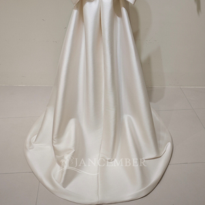 Robe de mariée sirène moderne LY159 en satin avec appliques florales en cristal, jupe longue à nœud, longueur ras du sol - Product Image 5