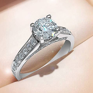 Anello con quattro punte di cristallo da donna, tono argento, elegante, minimalista, accessorio per tutti i giorni e per feste - Product Image 1