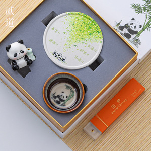 Coffret cadeau créatif Panda : Service à thé en céramique avec figurine et parfum, idéal pour les cadeaux d'affaires du Sichuan - Product Image 1