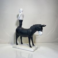 Statue en résine de cheval pour garçon, design élégant, fabrication directe d'usine, décoration de chambre d'enfant.