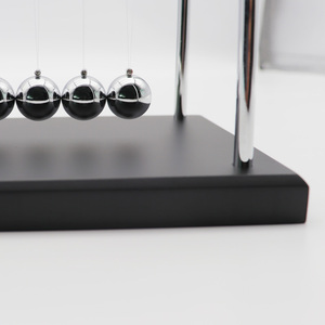 Sfere <span class=keywords><strong>di</strong></span> equilibrio con pendolo in metallo placcato consegnate in fabbrica - Product Image 6