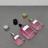 Flacon de parfum en verre de luxe personnalisé, carré, 30ml, 50ml, 100ml, FEA 15, avec col serti, pompe pulvérisatrice, diffuseur à bâtonnets, capuchon sphérique et écran
