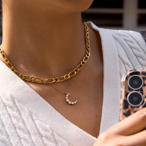 Collar con colgante de luna con circonita blanca redonda engastada en acero inoxidable para mujer, uso diario - Product Image 3