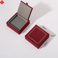 Laire Vintage - Boîte à bijoux carrée de style ancien, intérieur en velours rouge bordeaux, en forme de livre, avec couvercle rabattable et base estampée or, pour colliers raffinés