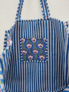 Sac fourre-tout matelassé Boho à bandoulière en coton écologique avec logo floral personnalisable pour les achats personnalisés du week-end en semaine - Product Image 4