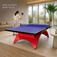 Table de tennis de table sculpturale à base arquée avec filet à fixation par pince, surface mate anti-reflet et pieds de nivellement pour club et salon intérieurs