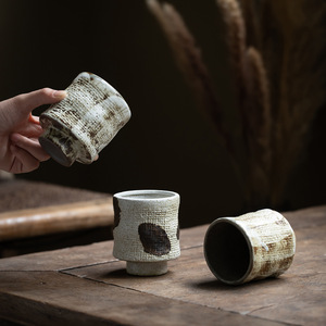 Tasse à café japonaise en grès à pied haut, style Wabi-sabi, faite à la main, en céramique vintage, pour café et usage domestique, avec anse, compatible micro-ondes - Product Image 1