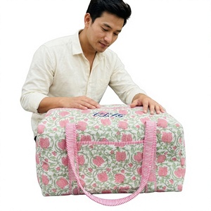 Bolsa de Viaje de Algodón Acolchada Hecha a Mano Estilo Bohemio con Estampado Floral, Amplia para Escapadas de Fin de Semana, Viajes Cortos, Equipaje de Mano - Product Image 1