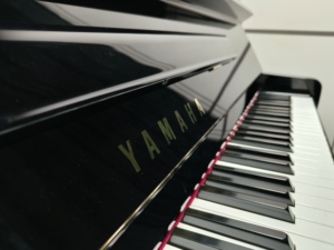 Piano Vertical Clásico Yamaha MC301, Importado de Japón, Artesanía Superior, Negro, Rendimiento Suave - Product Image 2