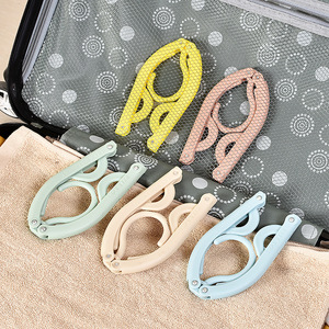 Perchas Plegables Portátiles de Plástico para Ropa, Organizador de Viaje Rectangular, Paquete de 5, Diseño Colorido - Product Image 1