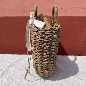 حقيبة يد منسوجة مصنوعة يدويًا من القش مع تطريز مخصص بحروف من اللؤلؤ من mnl - Product Image 2