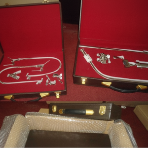 Leyla Juego completo de marco de cabeza quirúrgica Madera de acero inoxidable con Retractor Abrazadera de cráneo Sistema de fijación tubular en una caja de madera - Product Image 1