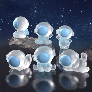 Mini Estatua de Astronauta de Resina. Adorno de Astronauta Adorable, Perfecto para Jardín de Hadas y Decoración de Mesa - Product Image 1