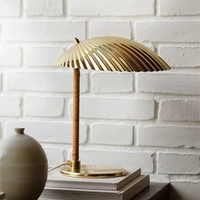 Lampe de table moderne en métal côtelé avec tige enveloppée pour chambre à coucher, chevet, salon, bureau, hôtel, café, bar, villa, salon