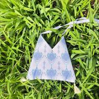 Sac bandoulière triangulaire en toile tissée à imprimé ethnique avec pompon décoratif et sangle réglable pour femme, idéal pour le quotidien, les sorties et les voyages