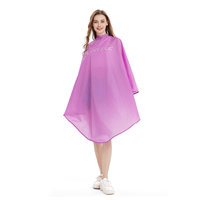 Marque privée Prix d'usine Capes de salon avec manches, Capes de salon de coiffure en nylon imperméable en vrac 18AS2