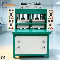 Machine de formage à chaud à double station et double couche pour masques oculaires en éponge et doublures de casque