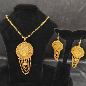 Vente en gros de lot de boucles d'oreilles collier 2 pièces de luxe dorées nigérianes parure de bijoux africains plaqué or 24 ct de Dubaï pour femmes - Product Image 1
