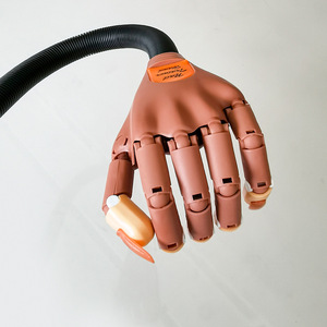 Main d'entraînement mécanique flexible pour la pratique des ongles, avec embouts, modèle prothétique en résine et métal, outil de présentation pour la manucure et le nail art - Product Image 3