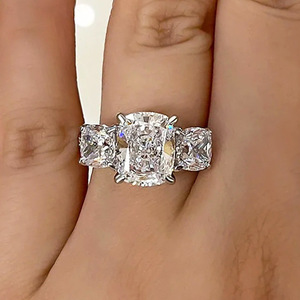 Anello di Fidanzamento Q637 per Donna in Oro Bianco con Diamante Taglio Radiant Colore D Naturale e Diamanti Laterali - Product Image 1