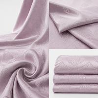 Tissu jacquard satiné imprimé à la main avec motif de branches entrelacées rose fumé, textile floral traditionnel chinois pour vêtements
