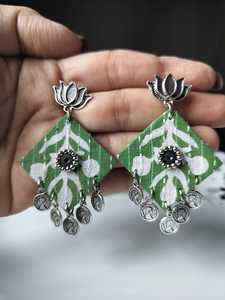 ต่างหูห้อยรูปดอกไม้สไตล์โบโฮชิคทันสมัย ทำด้วยผ้าเนื้อเบา งานแฮนด์เมด คุณภาพสูง ชุบโลหะผสมแบบออกซิไดซ์ เป็นมิตรกับสิ่งแวดล้อม - Product Image 6