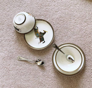 Service de vaisselle en porcelaine fine Pretty Horse, 41 pièces, assiettes de mariage en gros avec logo personnalisé pour mariages et cadeaux d'affaires - Product Image 5