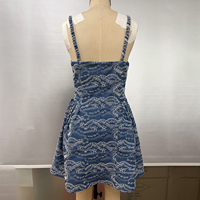 Mini-robe d'été en jean de coton brodée sur mesure avec œillets et col cœur