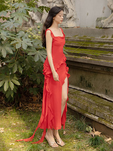 Vestido de Noche Rojo Antiestático con un Solo Hombro Descubierto, Volantes y Abertura Alta, Ideal para Novias y Banquetes - Colección Note of Love - Product Image 2