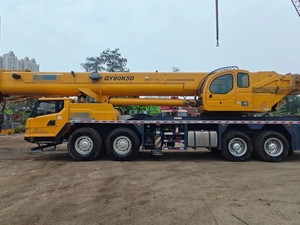 Grúa hidráulica profesional de uso pesado en oferta, modelo QY80K, capacidad de carga nominal de 80 toneladas, 2800 horas de uso, para uso industrial. - Product Image 1