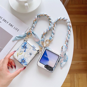 Étui de téléphone en cuir PU pour Samsung <span class=keywords><strong>Z</strong></span> <span class=keywords><strong>Flip</strong></span> 3-6, bracelet élégant à fleurs, housse pliable tout compris pour Huawei Pocket 2 <span class=keywords><strong>Moto</strong></span> Vivo X - Product Image 4