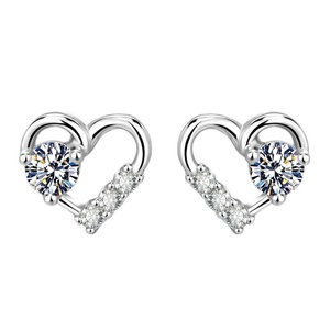 Boucles d'oreilles clous en cuivre en forme de petit cœur, serties de zircone cubique ronde de 3 mm, pour femmes, idéales pour le quotidien - Vente en gros - Product Image 1