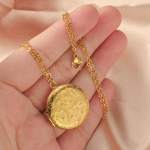 Collar con colgante de medallón con foto chapado en oro, collar con colgante de corazón de acero inoxidable minimalista con memoria para San Valentín dorado - Product Image 4