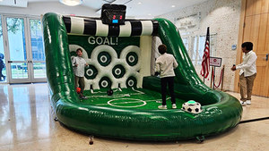Jeu de football gonflable interactif : Stand de lancer et jeu de tir sur cible pour événements et location de fêtes - Product Image 1