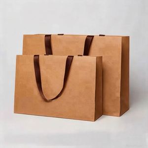 Bolsas de Papel Kraft de Lujo Ecológicas de Marca para Empaque de Regalos de Joyería de Moda, Duraderas y con Impresión Personalizada - Product Image 1
