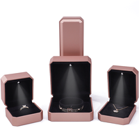 Boîte à bijoux en cuir PU personnalisée avec lumière LED, boîte à bijoux en plastique, boîte à bijoux octogonale, chaîne de bague, bracelet