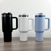 Gobelet isotherme 40 oz avec poignée et paille, finition électroplaquée arc-en-ciel holographique, revêtement poudré, noir et blanc