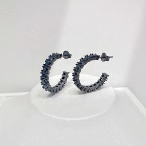 ต่างหูเงินแท้ 925 ประดับพลอยหลากสี สไตล์เทนนิส ดีไซน์เรียบหรู ไม่ก่อให้เกิดอาการแพ้ ราคาโรงงาน เหมาะสำหรับคนชอบสไตล์มินิมอลและตะวันตก - Product Image 1