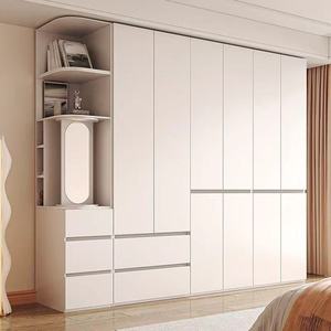 Armoire blanche minimaliste avec quincaillerie dorée, éclairage LED, placard de chambre à coucher haut de gamme avec étagère ouverte, ensemble de coiffeuse intégré - Product Image 6