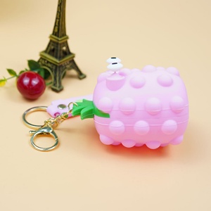 Vente en gros de porte-clés en silicone 3D en forme d'ananas, porte-clés kawaii, dessin animé, chaîne de décoration pour sac à dos - Product Image 4
