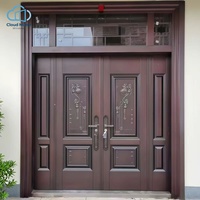 Porte d'entrée blindée moderne et minimaliste à bandes verticales avec niche latérale encastrée pour villa